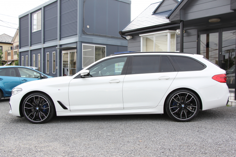 BMW 5シリーズ 530i ﾂｰﾘﾝｸﾞMｽﾎﾟｰﾂ ｾﾚｸﾄP 型式変更後ABA-JT20 新ﾒｰﾀｰ 252馬力 ﾊﾟﾉﾗﾏｻﾝﾙｰﾌ ﾊｰﾏﾝｶｰﾄﾞﾝｻﾗｳﾝﾄﾞ4ｿﾞｰﾝｴｱｺﾝ 全席ﾋｰﾀｰ黒革 HUD 追従ACC ｽﾃｱﾘﾝｸﾞｻﾎﾟｰﾄ 液晶ﾒｰﾀｰ ﾀｯﾁ画面ﾅﾋﾞTV 360度ｶﾒﾗ LEDﾍｯﾄﾞﾗｲﾄ Mspﾌﾞﾚｰｷ 電動ﾘｱｹﾞｰﾄ 2年保証