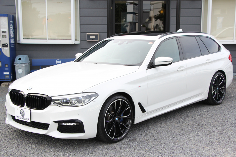 BMW 5シリーズ 530i ﾂｰﾘﾝｸﾞMｽﾎﾟｰﾂ ｾﾚｸﾄP 型式変更後ABA-JT20 新ﾒｰﾀｰ 252馬力 ﾊﾟﾉﾗﾏｻﾝﾙｰﾌ ﾊｰﾏﾝｶｰﾄﾞﾝｻﾗｳﾝﾄﾞ4ｿﾞｰﾝｴｱｺﾝ 全席ﾋｰﾀｰ黒革 HUD 追従ACC ｽﾃｱﾘﾝｸﾞｻﾎﾟｰﾄ 液晶ﾒｰﾀｰ ﾀｯﾁ画面ﾅﾋﾞTV 360度ｶﾒﾗ LEDﾍｯﾄﾞﾗｲﾄ Mspﾌﾞﾚｰｷ 電動ﾘｱｹﾞｰﾄ 2年保証