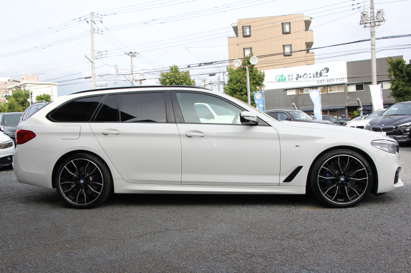 BMW 5シリーズ 530i ﾂｰﾘﾝｸﾞMｽﾎﾟｰﾂ ｾﾚｸﾄP 型式変更後ABA-JT20 新ﾒｰﾀｰ 252馬力 ﾊﾟﾉﾗﾏｻﾝﾙｰﾌ ﾊｰﾏﾝｶｰﾄﾞﾝｻﾗｳﾝﾄﾞ4ｿﾞｰﾝｴｱｺﾝ 全席ﾋｰﾀｰ黒革 HUD 追従ACC ｽﾃｱﾘﾝｸﾞｻﾎﾟｰﾄ 液晶ﾒｰﾀｰ ﾀｯﾁ画面ﾅﾋﾞTV 360度ｶﾒﾗ LEDﾍｯﾄﾞﾗｲﾄ Mspﾌﾞﾚｰｷ 電動ﾘｱｹﾞｰﾄ 2年保証