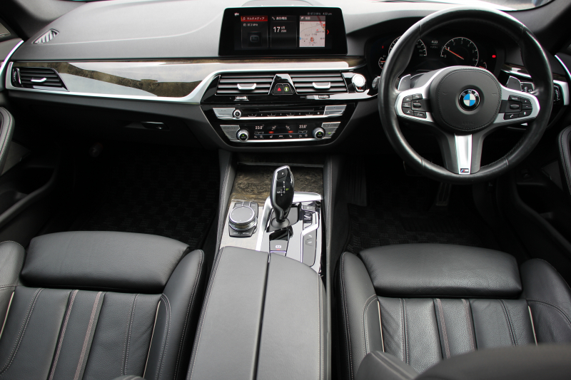 BMW 5シリーズ 530i ﾂｰﾘﾝｸﾞMｽﾎﾟｰﾂ ｾﾚｸﾄP 型式変更後ABA-JT20 新ﾒｰﾀｰ 252馬力 ﾊﾟﾉﾗﾏｻﾝﾙｰﾌ ﾊｰﾏﾝｶｰﾄﾞﾝｻﾗｳﾝﾄﾞ4ｿﾞｰﾝｴｱｺﾝ 全席ﾋｰﾀｰ黒革 HUD 追従ACC ｽﾃｱﾘﾝｸﾞｻﾎﾟｰﾄ 液晶ﾒｰﾀｰ ﾀｯﾁ画面ﾅﾋﾞTV 360度ｶﾒﾗ LEDﾍｯﾄﾞﾗｲﾄ Mspﾌﾞﾚｰｷ 電動ﾘｱｹﾞｰﾄ 2年保証