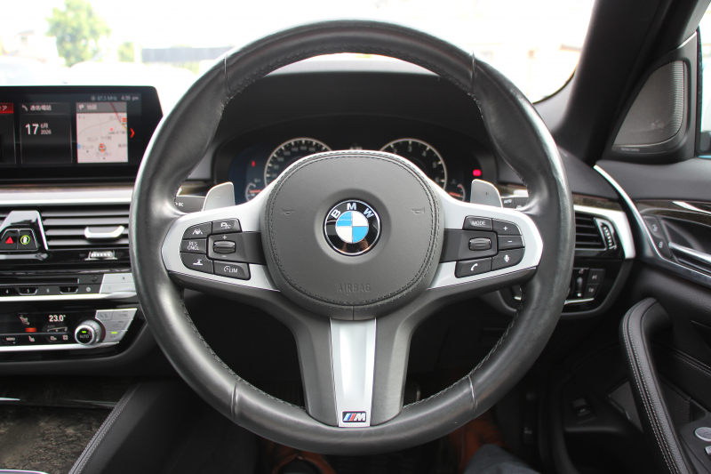 BMW 5シリーズ 530i ﾂｰﾘﾝｸﾞMｽﾎﾟｰﾂ ｾﾚｸﾄP 型式変更後ABA-JT20 新ﾒｰﾀｰ 252馬力 ﾊﾟﾉﾗﾏｻﾝﾙｰﾌ ﾊｰﾏﾝｶｰﾄﾞﾝｻﾗｳﾝﾄﾞ4ｿﾞｰﾝｴｱｺﾝ 全席ﾋｰﾀｰ黒革 HUD 追従ACC ｽﾃｱﾘﾝｸﾞｻﾎﾟｰﾄ 液晶ﾒｰﾀｰ ﾀｯﾁ画面ﾅﾋﾞTV 360度ｶﾒﾗ LEDﾍｯﾄﾞﾗｲﾄ Mspﾌﾞﾚｰｷ 電動ﾘｱｹﾞｰﾄ 2年保証