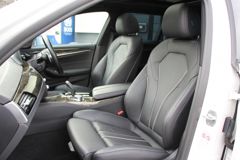 BMW 5シリーズ 530i ﾂｰﾘﾝｸﾞMｽﾎﾟｰﾂ ｾﾚｸﾄP 型式変更後ABA-JT20 新ﾒｰﾀｰ 252馬力 ﾊﾟﾉﾗﾏｻﾝﾙｰﾌ ﾊｰﾏﾝｶｰﾄﾞﾝｻﾗｳﾝﾄﾞ4ｿﾞｰﾝｴｱｺﾝ 全席ﾋｰﾀｰ黒革 HUD 追従ACC ｽﾃｱﾘﾝｸﾞｻﾎﾟｰﾄ 液晶ﾒｰﾀｰ ﾀｯﾁ画面ﾅﾋﾞTV 360度ｶﾒﾗ LEDﾍｯﾄﾞﾗｲﾄ Mspﾌﾞﾚｰｷ 電動ﾘｱｹﾞｰﾄ 2年保証