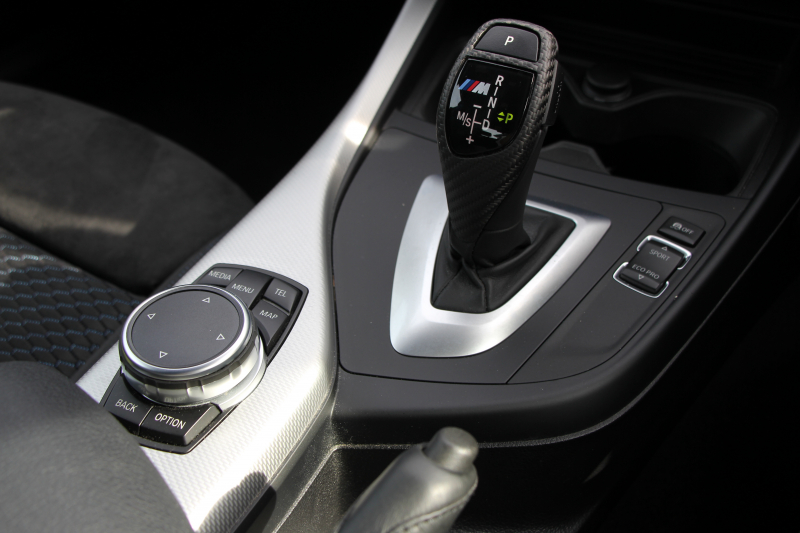 BMW 2シリーズ M235i ｸｰﾍﾟ直6ﾀｰﾎﾞ326馬力 ｱﾀﾞﾌﾟﾃｨﾌﾞMｻｽ ｱﾄﾞﾊﾞﾝﾚｰｼﾝｸﾞ18AW 専用ﾌﾞﾚｰｷ 衝突軽減ﾌﾞﾚｰｷ 車線逸脱警告 歩行者警告 ﾌﾞﾚｰｷ付ｸﾙｺﾝ HDDﾅﾋﾞBluetooth接続 Bｶﾒﾗ&ﾘｱPDC ﾊﾟﾄﾞﾙｼﾌﾄ 左右独立ｴｱｺﾝ 2年保証