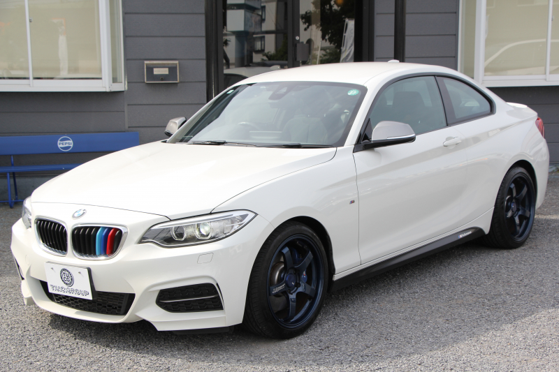 BMW 2シリーズ M235i ｸｰﾍﾟ直6ﾀｰﾎﾞ326馬力 ｱﾀﾞﾌﾟﾃｨﾌﾞMｻｽ ｱﾄﾞﾊﾞﾝﾚｰｼﾝｸﾞ18AW 専用ﾌﾞﾚｰｷ 衝突軽減ﾌﾞﾚｰｷ 車線逸脱警告 歩行者警告 ﾌﾞﾚｰｷ付ｸﾙｺﾝ HDDﾅﾋﾞBluetooth接続 Bｶﾒﾗ&ﾘｱPDC ﾊﾟﾄﾞﾙｼﾌﾄ 左右独立ｴｱｺﾝ 2年保証