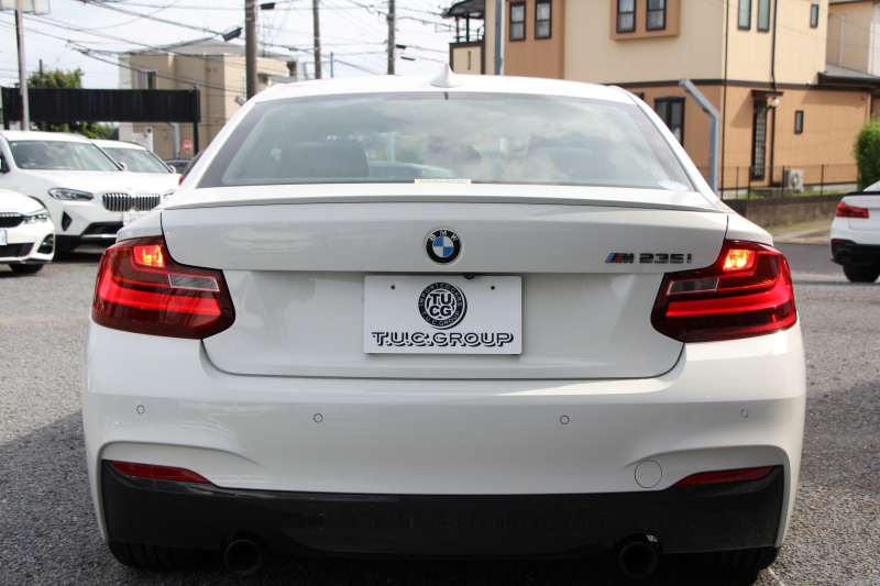 BMW 2シリーズ M235i ｸｰﾍﾟ直6ﾀｰﾎﾞ326馬力 ｱﾀﾞﾌﾟﾃｨﾌﾞMｻｽ ｱﾄﾞﾊﾞﾝﾚｰｼﾝｸﾞ18AW 専用ﾌﾞﾚｰｷ 衝突軽減ﾌﾞﾚｰｷ 車線逸脱警告 歩行者警告 ﾌﾞﾚｰｷ付ｸﾙｺﾝ HDDﾅﾋﾞBluetooth接続 Bｶﾒﾗ&ﾘｱPDC ﾊﾟﾄﾞﾙｼﾌﾄ 左右独立ｴｱｺﾝ 2年保証
