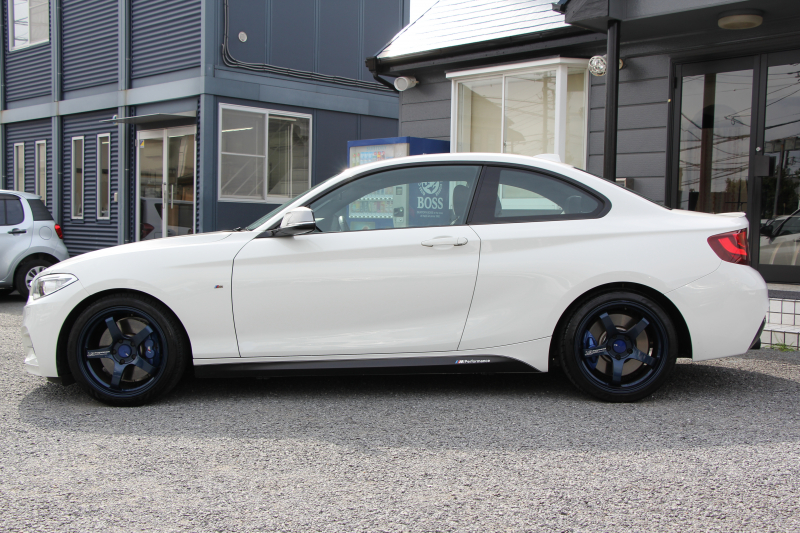 BMW 2シリーズ M235i ｸｰﾍﾟ直6ﾀｰﾎﾞ326馬力 ｱﾀﾞﾌﾟﾃｨﾌﾞMｻｽ ｱﾄﾞﾊﾞﾝﾚｰｼﾝｸﾞ18AW 専用ﾌﾞﾚｰｷ 衝突軽減ﾌﾞﾚｰｷ 車線逸脱警告 歩行者警告 ﾌﾞﾚｰｷ付ｸﾙｺﾝ HDDﾅﾋﾞBluetooth接続 Bｶﾒﾗ&ﾘｱPDC ﾊﾟﾄﾞﾙｼﾌﾄ 左右独立ｴｱｺﾝ 2年保証