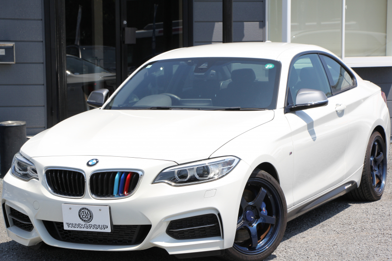 BMW 2シリーズ M235i ｸｰﾍﾟ直6ﾀｰﾎﾞ326馬力 ｱﾀﾞﾌﾟﾃｨﾌﾞMｻｽ ｱﾄﾞﾊﾞﾝﾚｰｼﾝｸﾞ18AW 専用ﾌﾞﾚｰｷ 衝突軽減ﾌﾞﾚｰｷ 車線逸脱警告 歩行者警告 ﾌﾞﾚｰｷ付ｸﾙｺﾝ HDDﾅﾋﾞBluetooth接続 Bｶﾒﾗ&ﾘｱPDC ﾊﾟﾄﾞﾙｼﾌﾄ 左右独立ｴｱｺﾝ 2年保証