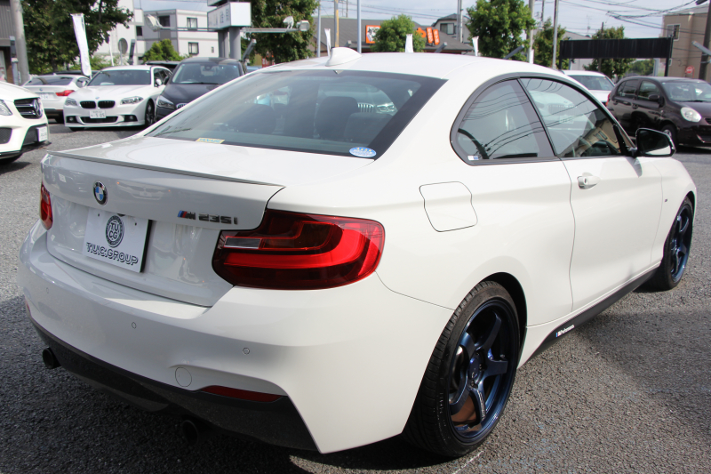 BMW 2シリーズ M235i ｸｰﾍﾟ直6ﾀｰﾎﾞ326馬力 ｱﾀﾞﾌﾟﾃｨﾌﾞMｻｽ ｱﾄﾞﾊﾞﾝﾚｰｼﾝｸﾞ18AW 専用ﾌﾞﾚｰｷ 衝突軽減ﾌﾞﾚｰｷ 車線逸脱警告 歩行者警告 ﾌﾞﾚｰｷ付ｸﾙｺﾝ HDDﾅﾋﾞBluetooth接続 Bｶﾒﾗ&ﾘｱPDC ﾊﾟﾄﾞﾙｼﾌﾄ 左右独立ｴｱｺﾝ 2年保証