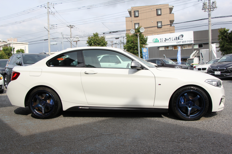 BMW 2シリーズ M235i ｸｰﾍﾟ直6ﾀｰﾎﾞ326馬力 ｱﾀﾞﾌﾟﾃｨﾌﾞMｻｽ ｱﾄﾞﾊﾞﾝﾚｰｼﾝｸﾞ18AW 専用ﾌﾞﾚｰｷ 衝突軽減ﾌﾞﾚｰｷ 車線逸脱警告 歩行者警告 ﾌﾞﾚｰｷ付ｸﾙｺﾝ HDDﾅﾋﾞBluetooth接続 Bｶﾒﾗ&ﾘｱPDC ﾊﾟﾄﾞﾙｼﾌﾄ 左右独立ｴｱｺﾝ 2年保証