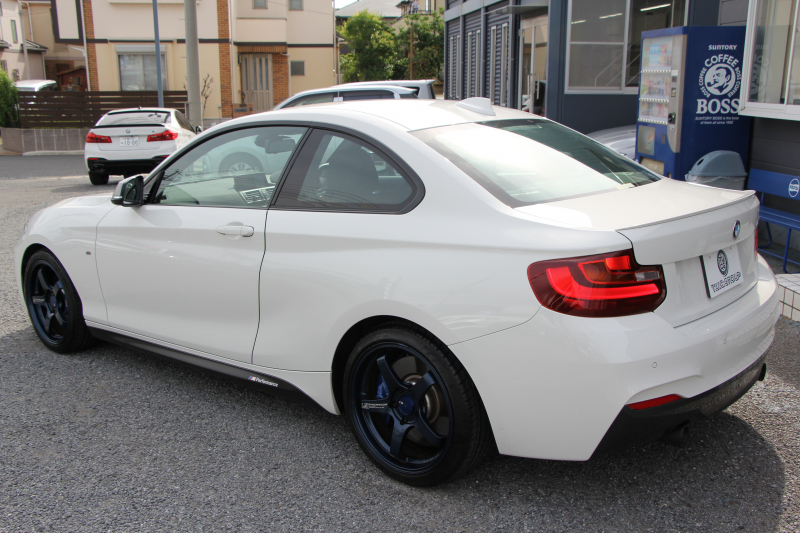BMW 2シリーズ M235i ｸｰﾍﾟ直6ﾀｰﾎﾞ326馬力 ｱﾀﾞﾌﾟﾃｨﾌﾞMｻｽ ｱﾄﾞﾊﾞﾝﾚｰｼﾝｸﾞ18AW 専用ﾌﾞﾚｰｷ 衝突軽減ﾌﾞﾚｰｷ 車線逸脱警告 歩行者警告 ﾌﾞﾚｰｷ付ｸﾙｺﾝ HDDﾅﾋﾞBluetooth接続 Bｶﾒﾗ&ﾘｱPDC ﾊﾟﾄﾞﾙｼﾌﾄ 左右独立ｴｱｺﾝ 2年保証