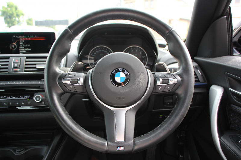 BMW 2シリーズ M235i ｸｰﾍﾟ直6ﾀｰﾎﾞ326馬力 ｱﾀﾞﾌﾟﾃｨﾌﾞMｻｽ ｱﾄﾞﾊﾞﾝﾚｰｼﾝｸﾞ18AW 専用ﾌﾞﾚｰｷ 衝突軽減ﾌﾞﾚｰｷ 車線逸脱警告 歩行者警告 ﾌﾞﾚｰｷ付ｸﾙｺﾝ HDDﾅﾋﾞBluetooth接続 Bｶﾒﾗ&ﾘｱPDC ﾊﾟﾄﾞﾙｼﾌﾄ 左右独立ｴｱｺﾝ 2年保証