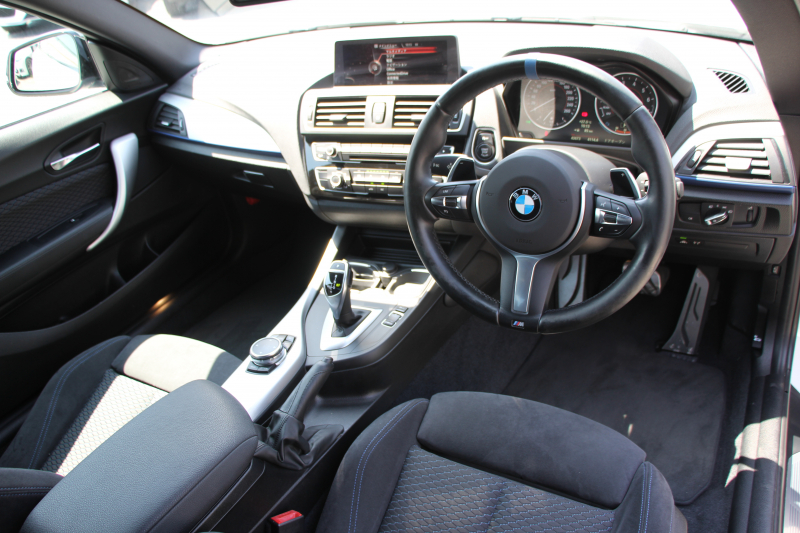 BMW 2シリーズ M235i ｸｰﾍﾟ直6ﾀｰﾎﾞ326馬力 ｱﾀﾞﾌﾟﾃｨﾌﾞMｻｽ 専用ﾌﾞﾚｰｷ Bｶﾒﾗ&ﾘｱ障害物ｿﾅｰ 衝突軽減ﾌﾞﾚｰｷ 車線逸脱警告 歩行者警告 ﾌﾞﾚｰｷ付ｸﾙｺﾝ HDDﾅﾋﾞBluetooth接続 18AW Eibachﾀﾞｳﾝｻｽ ﾊﾟﾄﾞﾙｼﾌﾄ ｽﾏｰﾄｷｰ 2年保証