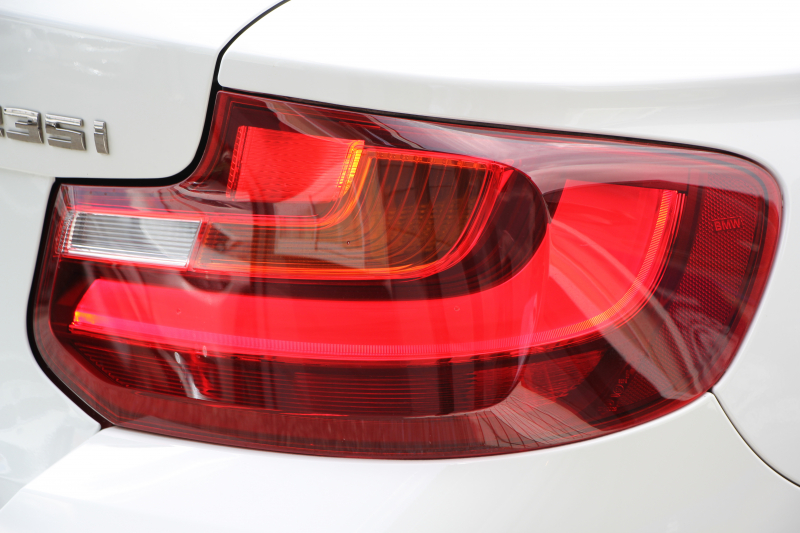 BMW 2シリーズ M235i ｸｰﾍﾟ直6ﾀｰﾎﾞ326馬力 ｱﾀﾞﾌﾟﾃｨﾌﾞMｻｽ 専用ﾌﾞﾚｰｷ Bｶﾒﾗ&ﾘｱ障害物ｿﾅｰ 衝突軽減ﾌﾞﾚｰｷ 車線逸脱警告 歩行者警告 ﾌﾞﾚｰｷ付ｸﾙｺﾝ HDDﾅﾋﾞBluetooth接続 18AW Eibachﾀﾞｳﾝｻｽ ﾊﾟﾄﾞﾙｼﾌﾄ ｽﾏｰﾄｷｰ 2年保証