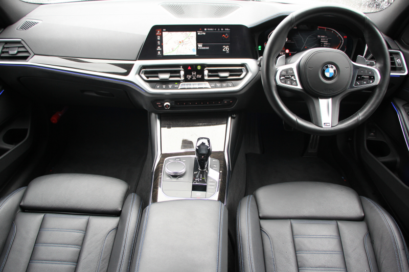BMW 3シリーズ 320d Xdrive Mｽﾎﾟｰﾂ ｲﾉﾍﾞｰｼｮﾝP ﾃﾞﾋﾞｭｰP ｺﾝﾌｫｰﾄP 4WD ﾋｰﾀｰ黒革  BMWﾚｰｻﾞｰﾗｲﾄ HUD ｼﾞｪｽﾁｬｰC 追従ACC ｽﾃｱﾘﾝｸﾞｻﾎﾟｰﾄ 19AW ｱｯﾌﾟﾙｶｰﾌﾟﾚｲ ﾀｯﾁ画面HDDﾅﾋﾞ地ﾃﾞｼﾞ BMWﾗｲﾌﾞｺｯｸﾋﾟｯﾄﾞ電動ﾄﾗﾝｸ Hi-fiｽﾋﾟｰｶｰ 2年保証