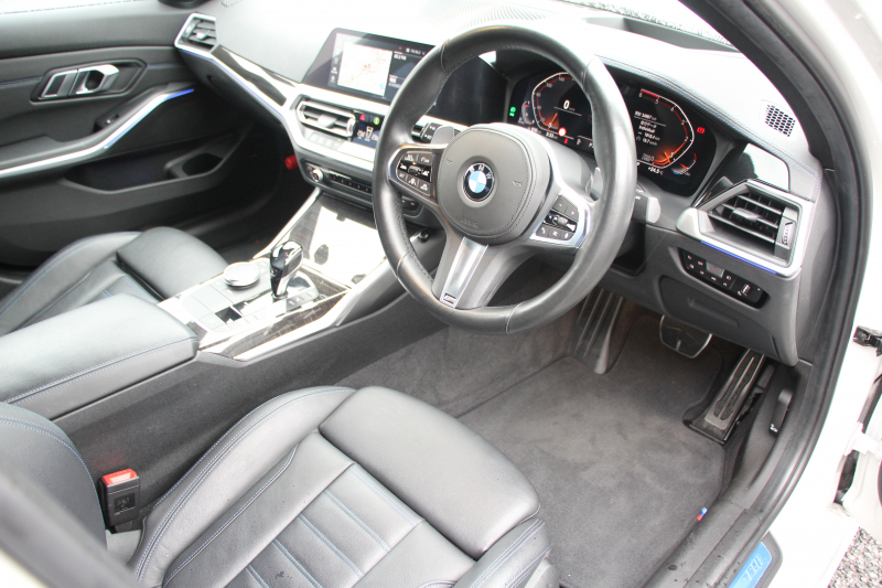 BMW 3シリーズ 320d Xdrive Mｽﾎﾟｰﾂ ｲﾉﾍﾞｰｼｮﾝP ﾃﾞﾋﾞｭｰP ｺﾝﾌｫｰﾄP 4WD ﾋｰﾀｰ黒革  BMWﾚｰｻﾞｰﾗｲﾄ HUD ｼﾞｪｽﾁｬｰC 追従ACC ｽﾃｱﾘﾝｸﾞｻﾎﾟｰﾄ 19AW ｱｯﾌﾟﾙｶｰﾌﾟﾚｲ ﾀｯﾁ画面HDDﾅﾋﾞ地ﾃﾞｼﾞ BMWﾗｲﾌﾞｺｯｸﾋﾟｯﾄﾞ電動ﾄﾗﾝｸ Hi-fiｽﾋﾟｰｶｰ 2年保証