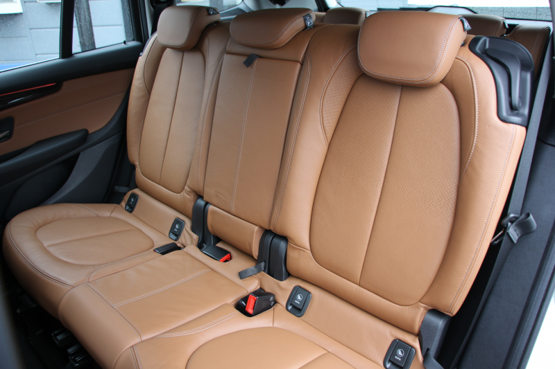 BMW 2シリーズ 218d ｸﾞﾗﾝﾂｱﾗｰ ﾗｸﾞｼﾞｭｱﾘｰ 真珠色 ADｱｸﾃｨﾌﾞｾｰﾌﾃｨ 追従ACC HUD ｻﾄﾞﾙﾌﾞﾗｳﾝﾚｻﾞｰ ｼｰﾄﾋｰﾀｰ 3列7人乗り変更後ﾀｯﾁ画面対応NEWﾅﾋﾞLEDﾍｯﾄﾞﾗｲﾄ MｽﾎﾟｰﾂOP18AW Pｱｼｽﾄ Bｶﾒﾗ ｲﾝﾃﾘｾｰﾌ ｺﾝﾌｫｰﾄP 電動Rｹﾞｰﾄ 2年保証