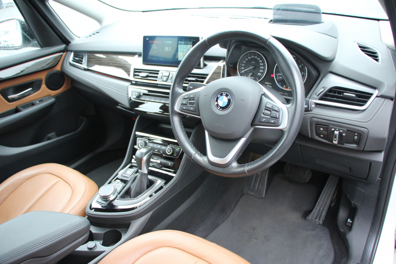 BMW 2シリーズ 218d ｸﾞﾗﾝﾂｱﾗｰ ﾗｸﾞｼﾞｭｱﾘｰ 真珠色 ADｱｸﾃｨﾌﾞｾｰﾌﾃｨ 追従ACC HUD ｻﾄﾞﾙﾌﾞﾗｳﾝﾚｻﾞｰ ｼｰﾄﾋｰﾀｰ 3列7人乗り変更後ﾀｯﾁ画面対応NEWﾅﾋﾞLEDﾍｯﾄﾞﾗｲﾄ MｽﾎﾟｰﾂOP18AW Pｱｼｽﾄ Bｶﾒﾗ ｲﾝﾃﾘｾｰﾌ ｺﾝﾌｫｰﾄP 電動Rｹﾞｰﾄ 2年保証