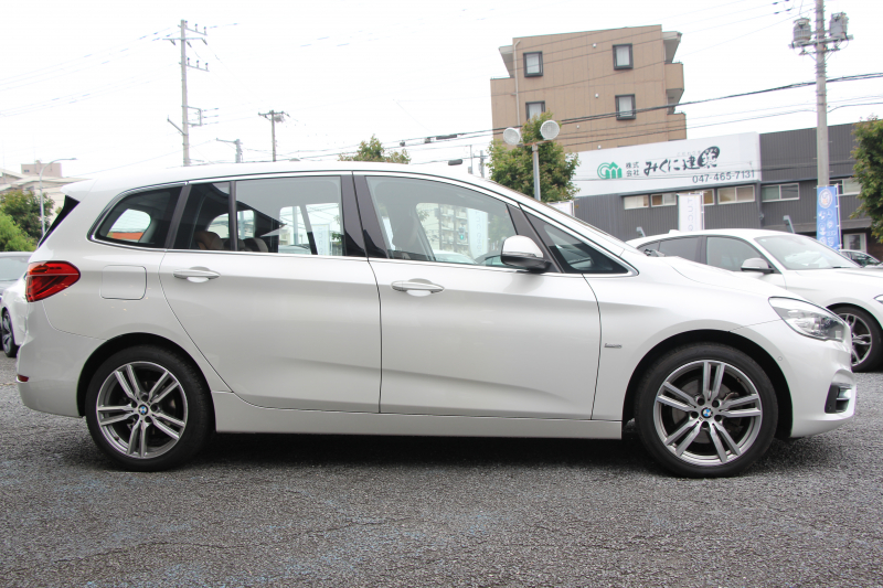 BMW 2シリーズ 218d ｸﾞﾗﾝﾂｱﾗｰ ﾗｸﾞｼﾞｭｱﾘｰ 真珠色 ADｱｸﾃｨﾌﾞｾｰﾌﾃｨ 追従ACC HUD ｻﾄﾞﾙﾌﾞﾗｳﾝﾚｻﾞｰ ｼｰﾄﾋｰﾀｰ 3列7人乗り変更後ﾀｯﾁ画面対応NEWﾅﾋﾞLEDﾍｯﾄﾞﾗｲﾄ MｽﾎﾟｰﾂOP18AW Pｱｼｽﾄ Bｶﾒﾗ ｲﾝﾃﾘｾｰﾌ ｺﾝﾌｫｰﾄP 電動Rｹﾞｰﾄ 2年保証