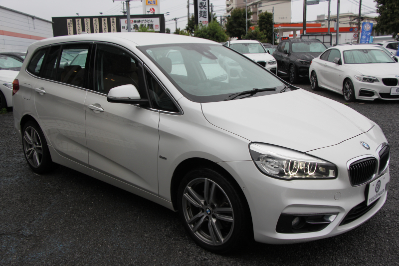 BMW 2シリーズ 218d ｸﾞﾗﾝﾂｱﾗｰ ﾗｸﾞｼﾞｭｱﾘｰ 真珠色 ADｱｸﾃｨﾌﾞｾｰﾌﾃｨ 追従ACC HUD ｻﾄﾞﾙﾌﾞﾗｳﾝﾚｻﾞｰ ｼｰﾄﾋｰﾀｰ 3列7人乗り変更後ﾀｯﾁ画面対応NEWﾅﾋﾞLEDﾍｯﾄﾞﾗｲﾄ MｽﾎﾟｰﾂOP18AW Pｱｼｽﾄ Bｶﾒﾗ ｲﾝﾃﾘｾｰﾌ ｺﾝﾌｫｰﾄP 電動Rｹﾞｰﾄ 2年保証