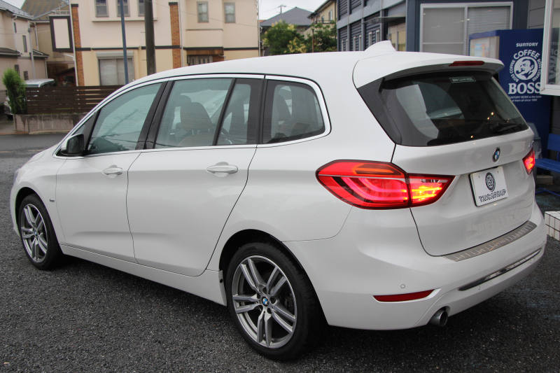 BMW 2シリーズ 218d ｸﾞﾗﾝﾂｱﾗｰ ﾗｸﾞｼﾞｭｱﾘｰ 真珠色 ADｱｸﾃｨﾌﾞｾｰﾌﾃｨ 追従ACC HUD ｻﾄﾞﾙﾌﾞﾗｳﾝﾚｻﾞｰ ｼｰﾄﾋｰﾀｰ 3列7人乗り変更後ﾀｯﾁ画面対応NEWﾅﾋﾞLEDﾍｯﾄﾞﾗｲﾄ MｽﾎﾟｰﾂOP18AW Pｱｼｽﾄ Bｶﾒﾗ ｲﾝﾃﾘｾｰﾌ ｺﾝﾌｫｰﾄP 電動Rｹﾞｰﾄ 2年保証