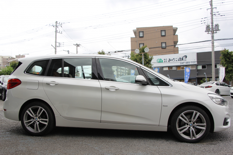 BMW 2シリーズ 218d ｸﾞﾗﾝﾂｱﾗｰ ﾗｸﾞｼﾞｭｱﾘｰ 真珠色 ADｱｸﾃｨﾌﾞｾｰﾌﾃｨ 追従ACC HUD ｻﾄﾞﾙﾌﾞﾗｳﾝﾚｻﾞｰ ｼｰﾄﾋｰﾀｰ 3列7人乗り変更後ﾀｯﾁ画面対応NEWﾅﾋﾞLEDﾍｯﾄﾞﾗｲﾄ MｽﾎﾟｰﾂOP18AW Pｱｼｽﾄ Bｶﾒﾗ ｲﾝﾃﾘｾｰﾌ ｺﾝﾌｫｰﾄP 電動Rｹﾞｰﾄ 2年保証