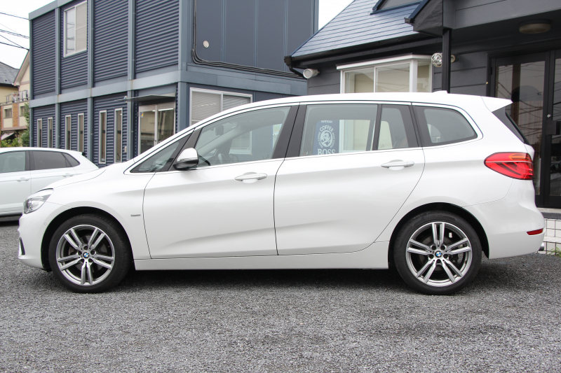 BMW 2シリーズ 218d ｸﾞﾗﾝﾂｱﾗｰ ﾗｸﾞｼﾞｭｱﾘｰ 真珠色 ADｱｸﾃｨﾌﾞｾｰﾌﾃｨ 追従ACC HUD ｻﾄﾞﾙﾌﾞﾗｳﾝﾚｻﾞｰ ｼｰﾄﾋｰﾀｰ 3列7人乗り変更後ﾀｯﾁ画面対応NEWﾅﾋﾞLEDﾍｯﾄﾞﾗｲﾄ MｽﾎﾟｰﾂOP18AW Pｱｼｽﾄ Bｶﾒﾗ ｲﾝﾃﾘｾｰﾌ ｺﾝﾌｫｰﾄP 電動Rｹﾞｰﾄ 2年保証