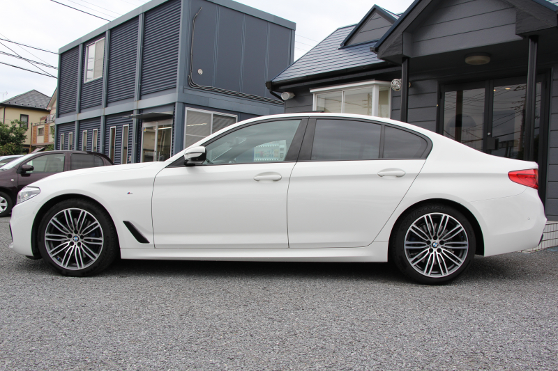 BMW 5シリーズ 530i Mｽﾎﾟｰﾂ ｾﾚｸﾄP 型式変更後｢ABA-JR20｣ 1ｵ-ﾅ ｻﾝﾙｰﾌ ﾊｰﾏﾝｶｰﾄﾞﾝ 252馬力 全席ﾋｰﾀｰ黒革 HUD 追従ACC ｽﾃｱﾘﾝｸﾞｻﾎﾟｰﾄ LEDﾍｯﾄﾞﾗｲﾄ ｵｰﾄﾊｲﾋﾞｰﾑ ﾀｯﾁ画面HDDﾅﾋﾞTV 360度ｶﾒﾗ Mspﾌﾞﾚｰｷ 19AW 電動ﾄﾗﾝｸ 専用ｴｱﾛ 2年保証