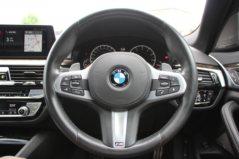 BMW 5シリーズ 530i Mｽﾎﾟｰﾂ ｾﾚｸﾄP 型式変更後｢ABA-JR20｣ 1ｵ-ﾅ ｻﾝﾙｰﾌ ﾊｰﾏﾝｶｰﾄﾞﾝ 252馬力 全席ﾋｰﾀｰ黒革 HUD 追従ACC ｽﾃｱﾘﾝｸﾞｻﾎﾟｰﾄ LEDﾍｯﾄﾞﾗｲﾄ ｵｰﾄﾊｲﾋﾞｰﾑ ﾀｯﾁ画面HDDﾅﾋﾞTV 360度ｶﾒﾗ Mspﾌﾞﾚｰｷ 19AW 電動ﾄﾗﾝｸ 専用ｴｱﾛ 2年保証