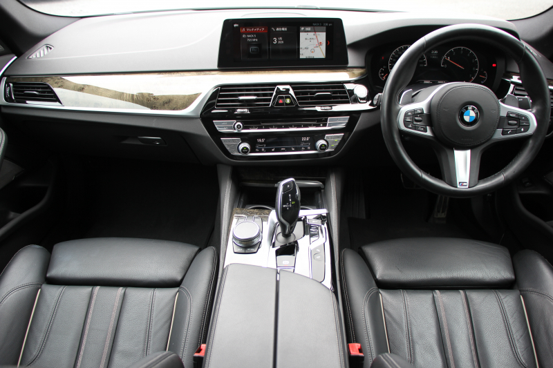 BMW 5シリーズ 530i Mｽﾎﾟｰﾂ ｾﾚｸﾄP 型式変更後｢ABA-JR20｣ 1ｵ-ﾅ ｻﾝﾙｰﾌ ﾊｰﾏﾝｶｰﾄﾞﾝ 252馬力 全席ﾋｰﾀｰ黒革 HUD 追従ACC ｽﾃｱﾘﾝｸﾞｻﾎﾟｰﾄ LEDﾍｯﾄﾞﾗｲﾄ ｵｰﾄﾊｲﾋﾞｰﾑ ﾀｯﾁ画面HDDﾅﾋﾞTV 360度ｶﾒﾗ Mspﾌﾞﾚｰｷ 19AW 電動ﾄﾗﾝｸ 専用ｴｱﾛ 2年保証