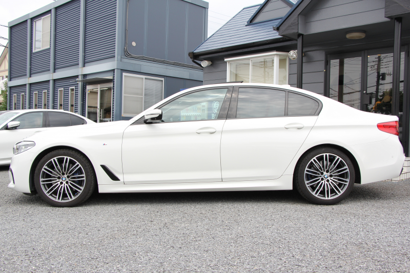 BMW 5シリーズ 530i Mｽﾎﾟｰﾂ ｾﾚｸﾄP 型式変更後｢ABA-JR20｣ 1ｵ-ﾅ ｻﾝﾙｰﾌ ﾊｰﾏﾝｶｰﾄﾞﾝ 252馬力 全席ﾋｰﾀｰ黒革 HUD 追従ACC ｽﾃｱﾘﾝｸﾞｻﾎﾟｰﾄ LEDﾍｯﾄﾞﾗｲﾄ ｵｰﾄﾊｲﾋﾞｰﾑ ﾀｯﾁ画面HDDﾅﾋﾞTV 360度ｶﾒﾗ Mspﾌﾞﾚｰｷ 19AW 電動ﾄﾗﾝｸ 専用ｴｱﾛ 2年保証