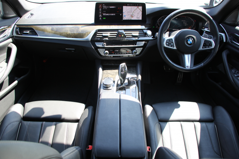 BMW 5シリーズ 530i ﾂｰﾘﾝｸﾞMｽﾎﾟｰﾂ ｾﾚｸﾄP 後期 1ｵﾅ 高出力 252馬力 ﾊﾟﾉﾗﾏｻﾝﾙｰﾌ 全席ﾋｰﾀｰ黒革 ﾊｰﾏﾝｶｰﾄﾞﾝｻﾗｳﾝﾄﾞｱﾀﾞﾌﾟﾃｨﾌﾞｻｽ Mspﾌﾞﾚｰｷ ｻﾝﾌﾟﾛﾃｸｼｮﾝｶﾞﾗｽ 渋滞ﾊﾝｽﾞｵﾌ 追従ACC HUD LEDﾍｯﾄﾞﾗｲﾄ 360度ｶﾒﾗ ｱｯﾌﾟﾙｶｰﾌﾟﾚｲ 2年保証