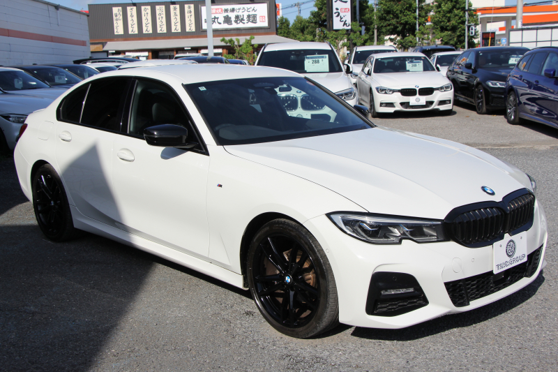 BMW 3シリーズ 320d Xdrive Mｽﾎﾟｰﾂ ｴﾃﾞｨｼｮﾝｻﾝﾗｲｽﾞ限定車 ﾋｰﾀｰ黒革 ﾚｰｻﾞｰﾗｲﾄ ｱﾀﾞﾌﾟﾃｨﾌﾞMｻｽ 専用19AW 渋滞ﾊﾝｽﾞｵﾌ Mﾘｱｽﾎﾟｲﾗｰ Mｼｰﾄﾍﾞﾙﾄ 追従ACC ｽﾃｱﾘﾝｸﾞｻﾎﾟｰﾄ BMWﾗｲﾌﾞｺｯｸﾋﾟｯﾄﾞｱｯﾌﾟﾙｶｰﾌﾟﾚｲ ﾜｲﾔﾚｽ充電 2年保証