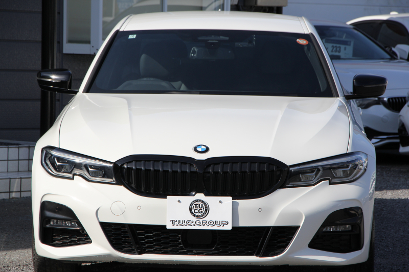 BMW 3シリーズ 320d Xdrive Mｽﾎﾟｰﾂ ｴﾃﾞｨｼｮﾝｻﾝﾗｲｽﾞ限定車 ﾋｰﾀｰ黒革 ﾚｰｻﾞｰﾗｲﾄ ｱﾀﾞﾌﾟﾃｨﾌﾞMｻｽ 専用19AW 渋滞ﾊﾝｽﾞｵﾌ Mﾘｱｽﾎﾟｲﾗｰ Mｼｰﾄﾍﾞﾙﾄ 追従ACC ｽﾃｱﾘﾝｸﾞｻﾎﾟｰﾄ BMWﾗｲﾌﾞｺｯｸﾋﾟｯﾄﾞｱｯﾌﾟﾙｶｰﾌﾟﾚｲ ﾜｲﾔﾚｽ充電 2年保証