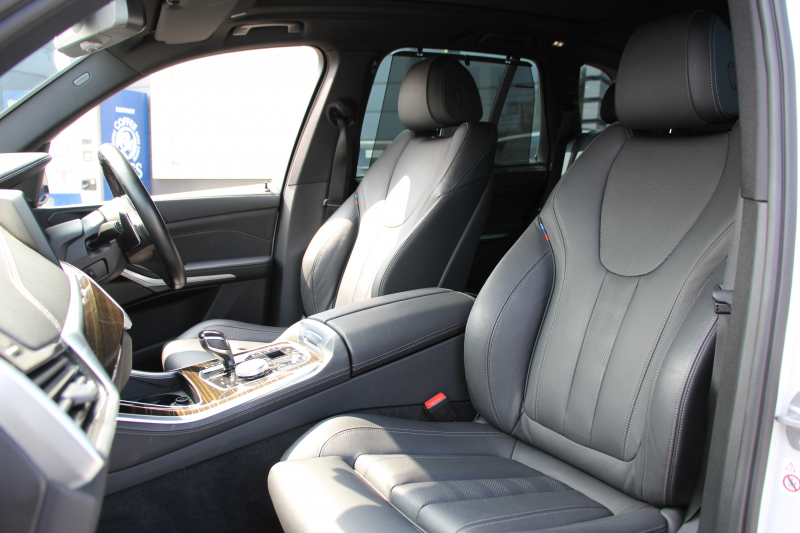 BMW X5 M50i ﾄﾞﾗｲﾋﾞﾝｸﾞﾀﾞｲﾅﾐｸｽP V8ﾂｲﾝﾀｰﾎﾞ530馬力 ﾊﾟﾉﾗﾏｻﾝﾙｰﾌ 全席ﾋｰﾀｰ黒革 ﾊｰﾏﾝｶｰﾄﾞﾝｻｳﾝﾄﾞ22AW ｱﾀﾞﾌﾟﾃｨﾌﾞMｻｽ 追従ACC HUD 渋滞ﾊﾝｽﾞｵﾌ 360度ｶﾒﾗ ﾀｯﾁ画面HDDﾅﾋﾞTV ｱｯﾌﾟﾙｶｰﾌﾟﾚｲ LEDﾍｯﾄﾞﾗｲﾄ ｴｱｻｽ 2年保証