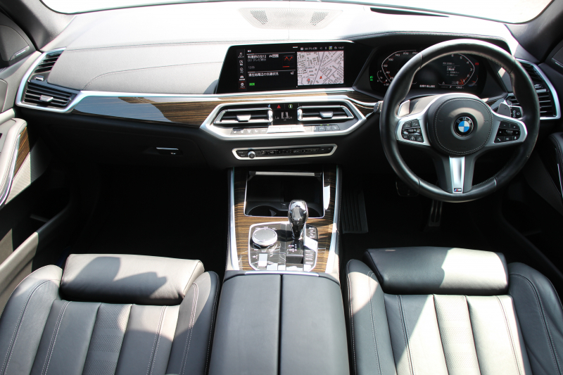 BMW X5 M50i ﾄﾞﾗｲﾋﾞﾝｸﾞﾀﾞｲﾅﾐｸｽP V8ﾂｲﾝﾀｰﾎﾞ530馬力 ﾊﾟﾉﾗﾏｻﾝﾙｰﾌ 全席ﾋｰﾀｰ黒革 ﾊｰﾏﾝｶｰﾄﾞﾝｻｳﾝﾄﾞ22AW ｱﾀﾞﾌﾟﾃｨﾌﾞMｻｽ 追従ACC HUD 渋滞ﾊﾝｽﾞｵﾌ 360度ｶﾒﾗ ﾀｯﾁ画面HDDﾅﾋﾞTV ｱｯﾌﾟﾙｶｰﾌﾟﾚｲ LEDﾍｯﾄﾞﾗｲﾄ ｴｱｻｽ 2年保証