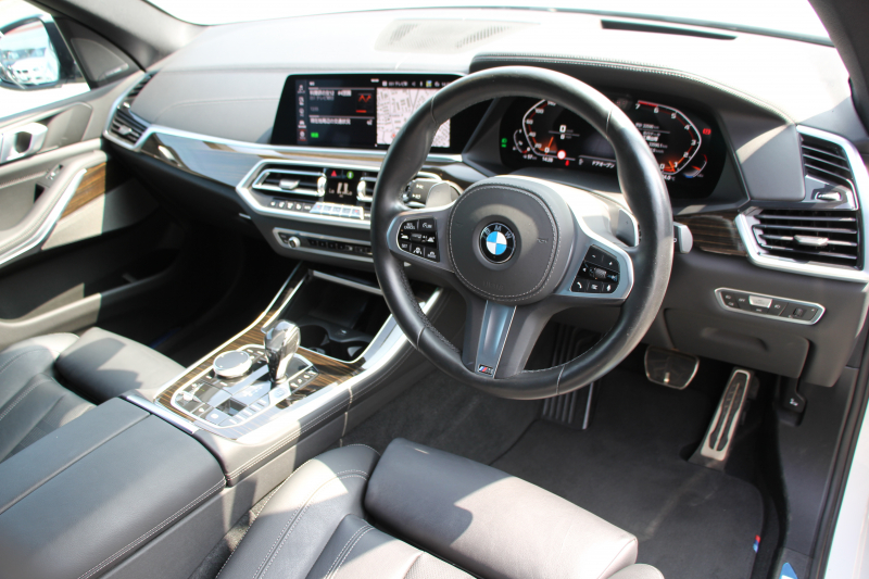 BMW X5 M50i ﾄﾞﾗｲﾋﾞﾝｸﾞﾀﾞｲﾅﾐｸｽP V8ﾂｲﾝﾀｰﾎﾞ530馬力 ﾊﾟﾉﾗﾏｻﾝﾙｰﾌ 全席ﾋｰﾀｰ黒革 ﾊｰﾏﾝｶｰﾄﾞﾝｻｳﾝﾄﾞ22AW ｱﾀﾞﾌﾟﾃｨﾌﾞMｻｽ 追従ACC HUD 渋滞ﾊﾝｽﾞｵﾌ 360度ｶﾒﾗ ﾀｯﾁ画面HDDﾅﾋﾞTV ｱｯﾌﾟﾙｶｰﾌﾟﾚｲ LEDﾍｯﾄﾞﾗｲﾄ ｴｱｻｽ 2年保証