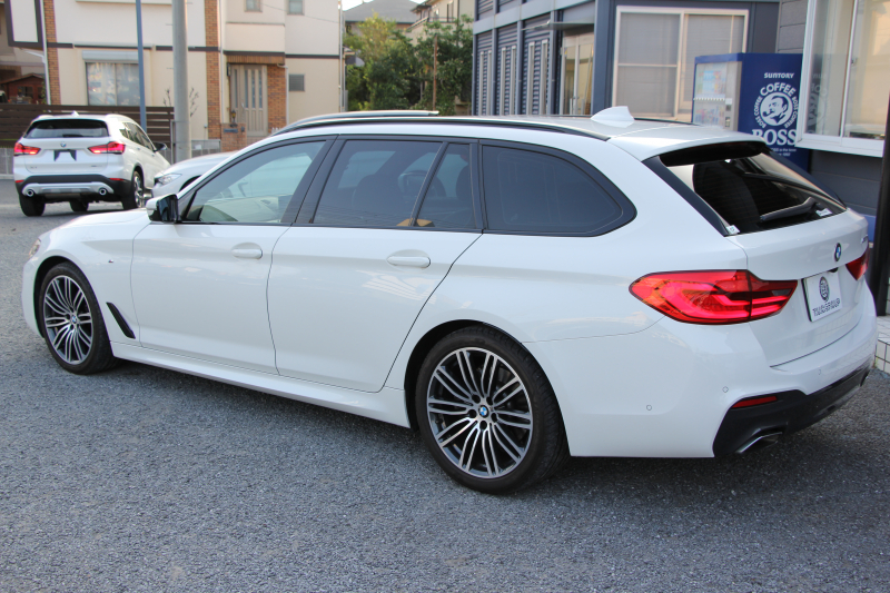 BMW 5シリーズ 523i ﾂｰﾘﾝｸﾞMｽﾎﾟｰﾂ ﾊｲﾗｲﾝ 中期 型式変更後｢3BA-JT20T｣NEWｲﾝﾃﾘｱ 新HDDﾅﾋﾞｱｯﾌﾟﾙｶｰﾌﾟﾚｲ BMWﾗｲﾌﾞｺｯｸﾋﾟｯﾄ 全席ﾋｰﾀｰ黒革 追従ACC LEDﾍｯﾄﾞﾗｲﾄ ｵｰﾄﾊｲﾋﾞｰﾑ 360度ｶﾒﾗ 電動ﾘｱｹﾞｰﾄ ｽﾃｱﾘﾝｸﾞｻﾎﾟｰﾄ 2年保証