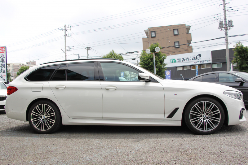 BMW 5シリーズ 523i ﾂｰﾘﾝｸﾞMｽﾎﾟｰﾂ ﾊｲﾗｲﾝ 中期 型式変更後｢3BA-JT20T｣NEWｲﾝﾃﾘｱ 新HDDﾅﾋﾞｱｯﾌﾟﾙｶｰﾌﾟﾚｲ BMWﾗｲﾌﾞｺｯｸﾋﾟｯﾄ 全席ﾋｰﾀｰ黒革 追従ACC LEDﾍｯﾄﾞﾗｲﾄ ｵｰﾄﾊｲﾋﾞｰﾑ 360度ｶﾒﾗ 電動ﾘｱｹﾞｰﾄ ｽﾃｱﾘﾝｸﾞｻﾎﾟｰﾄ 2年保証