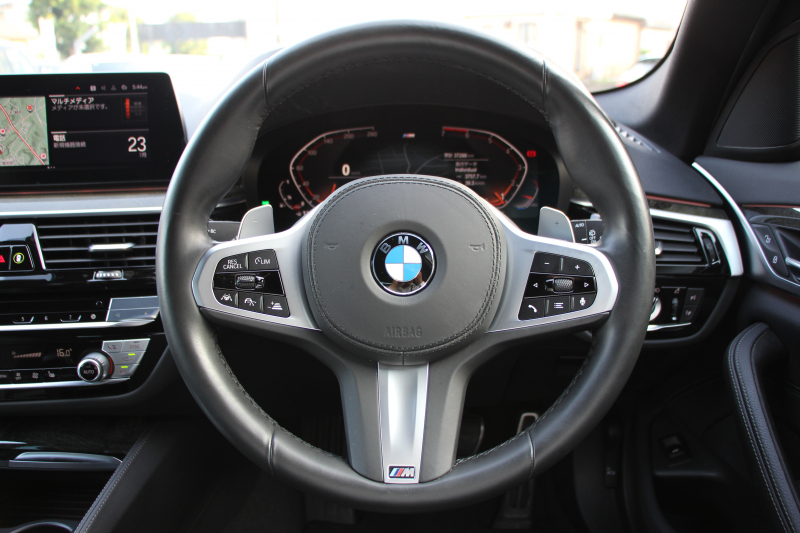 BMW 5シリーズ 523i ﾂｰﾘﾝｸﾞMｽﾎﾟｰﾂ ﾊｲﾗｲﾝ 中期 型式変更後｢3BA-JT20T｣NEWｲﾝﾃﾘｱ 新HDDﾅﾋﾞｱｯﾌﾟﾙｶｰﾌﾟﾚｲ BMWﾗｲﾌﾞｺｯｸﾋﾟｯﾄ 全席ﾋｰﾀｰ黒革 追従ACC LEDﾍｯﾄﾞﾗｲﾄ ｵｰﾄﾊｲﾋﾞｰﾑ 360度ｶﾒﾗ 電動ﾘｱｹﾞｰﾄ ｽﾃｱﾘﾝｸﾞｻﾎﾟｰﾄ 2年保証