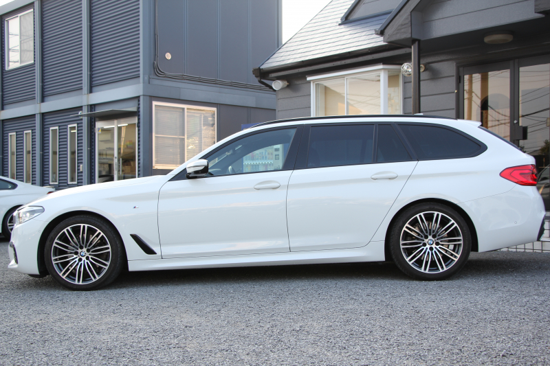 BMW 5シリーズ 523i ﾂｰﾘﾝｸﾞMｽﾎﾟｰﾂ ﾊｲﾗｲﾝ 中期 型式変更後｢3BA-JT20T｣NEWｲﾝﾃﾘｱ 新HDDﾅﾋﾞｱｯﾌﾟﾙｶｰﾌﾟﾚｲ BMWﾗｲﾌﾞｺｯｸﾋﾟｯﾄ 全席ﾋｰﾀｰ黒革 追従ACC LEDﾍｯﾄﾞﾗｲﾄ ｵｰﾄﾊｲﾋﾞｰﾑ 360度ｶﾒﾗ 電動ﾘｱｹﾞｰﾄ ｽﾃｱﾘﾝｸﾞｻﾎﾟｰﾄ 2年保証