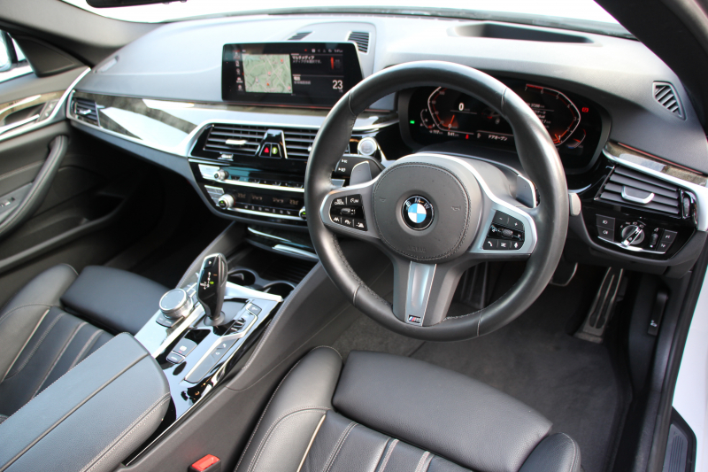 BMW 5シリーズ 523i ﾂｰﾘﾝｸﾞMｽﾎﾟｰﾂ ﾊｲﾗｲﾝ 中期 型式変更後｢3BA-JT20T｣NEWｲﾝﾃﾘｱ 新HDDﾅﾋﾞｱｯﾌﾟﾙｶｰﾌﾟﾚｲ BMWﾗｲﾌﾞｺｯｸﾋﾟｯﾄ 全席ﾋｰﾀｰ黒革 追従ACC LEDﾍｯﾄﾞﾗｲﾄ ｵｰﾄﾊｲﾋﾞｰﾑ 360度ｶﾒﾗ 電動ﾘｱｹﾞｰﾄ ｽﾃｱﾘﾝｸﾞｻﾎﾟｰﾄ 2年保証