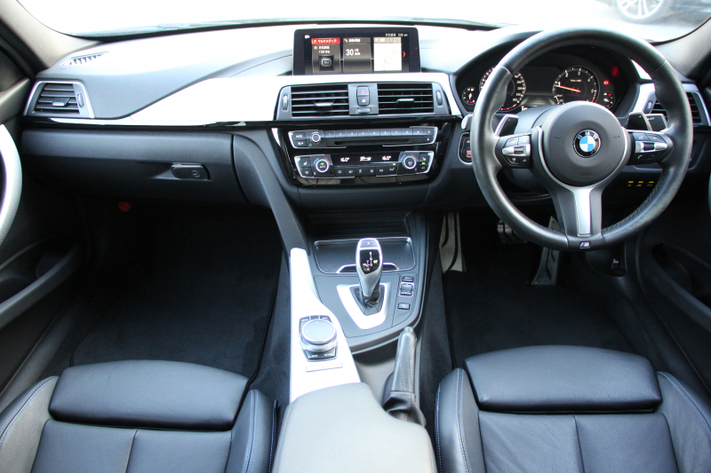 BMW 3シリーズ 320d Mｽﾎﾟｰﾂ ｴﾃﾞｨｼｮﾝｼｬﾄﾞｰ 後期 1300台限定車 ﾋｰﾀｰ黒革 ﾀﾞｰｸLEDﾍｯﾄﾞﾗｲﾄ&ﾃｰﾙ 液晶ﾒｰﾀｰ 追従ACC ﾚｰﾝﾁｪﾝｼﾞ警告 ﾀｯﾁ画面HDDﾅﾋﾞBｶﾒﾗ Bluetooth接続 ｽﾏｰﾄｷｰ 専用19AW 専用ｴｱﾛ ﾊﾟﾄﾞﾙｼﾌﾄ 2年保証