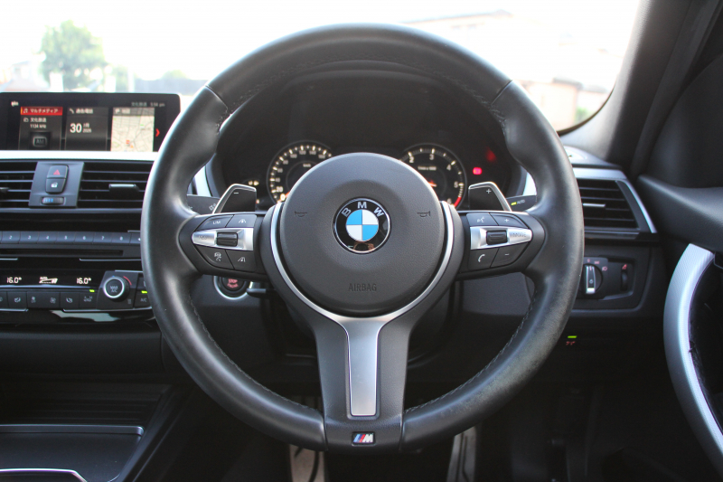 BMW 3シリーズ 320d Mｽﾎﾟｰﾂ ｴﾃﾞｨｼｮﾝｼｬﾄﾞｰ 後期 1300台限定車 ﾋｰﾀｰ黒革 ﾀﾞｰｸLEDﾍｯﾄﾞﾗｲﾄ&ﾃｰﾙ 液晶ﾒｰﾀｰ 追従ACC ﾚｰﾝﾁｪﾝｼﾞ警告 ﾀｯﾁ画面HDDﾅﾋﾞBｶﾒﾗ Bluetooth接続 ｽﾏｰﾄｷｰ 専用19AW 専用ｴｱﾛ ﾊﾟﾄﾞﾙｼﾌﾄ 2年保証