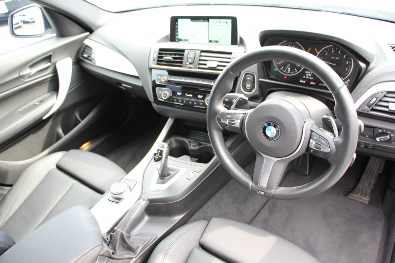 BMW 1シリーズ M140i 後期 340馬力 直6ﾀｰﾎﾞB58新ｴﾝｼﾞﾝ ﾋｰﾀｰ黒革 LEDﾍｯﾄﾞﾗｲﾄ ｱﾀﾞﾌﾟﾃｨﾌﾞMｻｽ 専用ﾌﾞﾚｰｷ 専用18AW HDDﾅﾋﾞ衝突軽減ﾌﾞﾚｰｷ 車線逸脱警告 歩行者警告 ﾌﾞﾚｰｷ付ｸﾙｺﾝ 専用ｴｱﾛ 後輪駆動 8速AT 2年保証