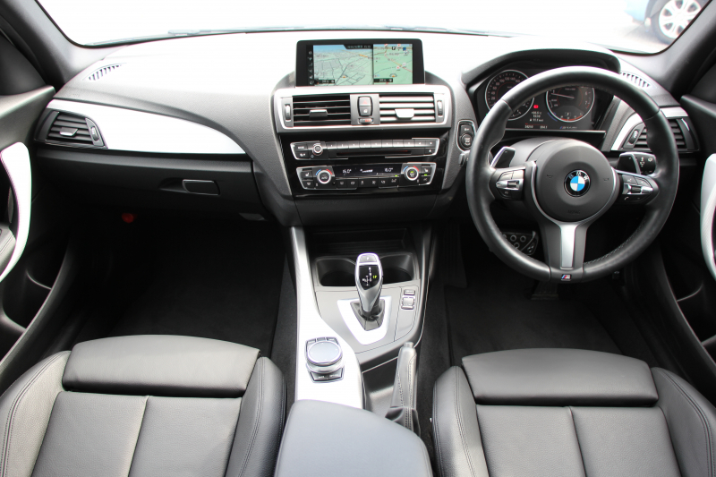 BMW 1シリーズ M140i 後期 340馬力 直6ﾀｰﾎﾞB58新ｴﾝｼﾞﾝ ﾋｰﾀｰ黒革 LEDﾍｯﾄﾞﾗｲﾄ ｱﾀﾞﾌﾟﾃｨﾌﾞMｻｽ 専用ﾌﾞﾚｰｷ 専用18AW HDDﾅﾋﾞ衝突軽減ﾌﾞﾚｰｷ 車線逸脱警告 歩行者警告 ﾌﾞﾚｰｷ付ｸﾙｺﾝ 専用ｴｱﾛ 後輪駆動 8速AT 2年保証