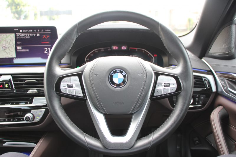 BMW 5シリーズ 530i ﾗｸﾞｼﾞｭｱﾘｰ 後期 ｴｸｽｸﾙｰｼﾌﾞﾅｯﾊﾟﾚｻﾞｰP ｲﾉﾍﾞｰｼｮﾝP ﾓｶﾅｯﾊﾟﾚｻﾞｰ ﾌﾛﾝﾄﾍﾞﾝﾁﾚｰｼｮﾝ&ｺﾝﾌｫｰﾄｼｰﾄ 全席ｼｰﾄﾋｰﾀｰ ﾚｰｻﾞｰﾗｲﾄ ﾃﾞｨｽﾌﾟﾚｲｷｰ ﾘﾓｰﾄP ﾊｰﾏﾝｶｰﾄﾞﾝ 360度ｶﾒﾗ 可変ｻｽ 追従ACC HUD 電動ﾄﾗﾝｸ 2年保証