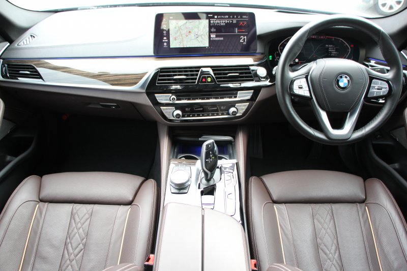 BMW 5シリーズ 530i ﾗｸﾞｼﾞｭｱﾘｰ 後期 ｴｸｽｸﾙｰｼﾌﾞﾅｯﾊﾟﾚｻﾞｰP ｲﾉﾍﾞｰｼｮﾝP ﾓｶﾅｯﾊﾟﾚｻﾞｰ ﾌﾛﾝﾄﾍﾞﾝﾁﾚｰｼｮﾝ&ｺﾝﾌｫｰﾄｼｰﾄ 全席ｼｰﾄﾋｰﾀｰ ﾚｰｻﾞｰﾗｲﾄ ﾃﾞｨｽﾌﾟﾚｲｷｰ ﾘﾓｰﾄP ﾊｰﾏﾝｶｰﾄﾞﾝ 360度ｶﾒﾗ 可変ｻｽ 追従ACC HUD 電動ﾄﾗﾝｸ 2年保証