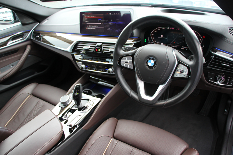 BMW 5シリーズ 530i ﾗｸﾞｼﾞｭｱﾘｰ 後期 ｴｸｽｸﾙｰｼﾌﾞﾅｯﾊﾟﾚｻﾞｰP ｲﾉﾍﾞｰｼｮﾝP ﾓｶﾅｯﾊﾟﾚｻﾞｰ ﾌﾛﾝﾄﾍﾞﾝﾁﾚｰｼｮﾝ&ｺﾝﾌｫｰﾄｼｰﾄ 全席ｼｰﾄﾋｰﾀｰ ﾚｰｻﾞｰﾗｲﾄ ﾃﾞｨｽﾌﾟﾚｲｷｰ ﾘﾓｰﾄP ﾊｰﾏﾝｶｰﾄﾞﾝ 360度ｶﾒﾗ 可変ｻｽ 追従ACC HUD 電動ﾄﾗﾝｸ 2年保証