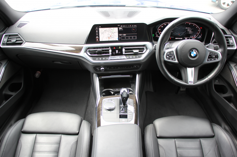 BMW 3シリーズ 320i Mｽﾎﾟｰﾂ ﾊｲﾗｲﾝ ｺﾝﾌｫｰﾄP ﾌﾞﾗｯｸﾚｻﾞｰ ｼｰﾄﾋｰﾀｰ ﾊｰﾏﾝｶｰﾄﾞﾝ 追従ACC 電動ﾄﾗﾝｸ ｽﾃｱﾘﾝｸﾞｻﾎﾟｰﾄ ﾀｯﾁ画面HDDﾅﾋﾞｱｯﾌﾟﾙｶｰﾌﾟﾚｲ ﾊﾟｰｷﾝｸﾞｱｼｽﾄ+ 360ｶﾒﾗ LEDﾍｯﾄﾞﾗｲﾄ ｵｰﾄﾊｲﾋﾞｰﾑ 専用ｴｱﾛ ﾜｲﾔﾚｽ充電 2年保証