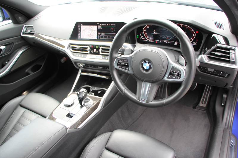 BMW 3シリーズ 320i Mｽﾎﾟｰﾂ ﾊｲﾗｲﾝ ｺﾝﾌｫｰﾄP ﾌﾞﾗｯｸﾚｻﾞｰ ｼｰﾄﾋｰﾀｰ ﾊｰﾏﾝｶｰﾄﾞﾝ 追従ACC 電動ﾄﾗﾝｸ ｽﾃｱﾘﾝｸﾞｻﾎﾟｰﾄ ﾀｯﾁ画面HDDﾅﾋﾞｱｯﾌﾟﾙｶｰﾌﾟﾚｲ ﾊﾟｰｷﾝｸﾞｱｼｽﾄ+ 360ｶﾒﾗ LEDﾍｯﾄﾞﾗｲﾄ ｵｰﾄﾊｲﾋﾞｰﾑ 専用ｴｱﾛ ﾜｲﾔﾚｽ充電 2年保証